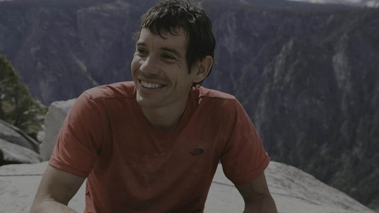 Cena de Free Solo com Alex Honnold escalando o El Capitan sem corda